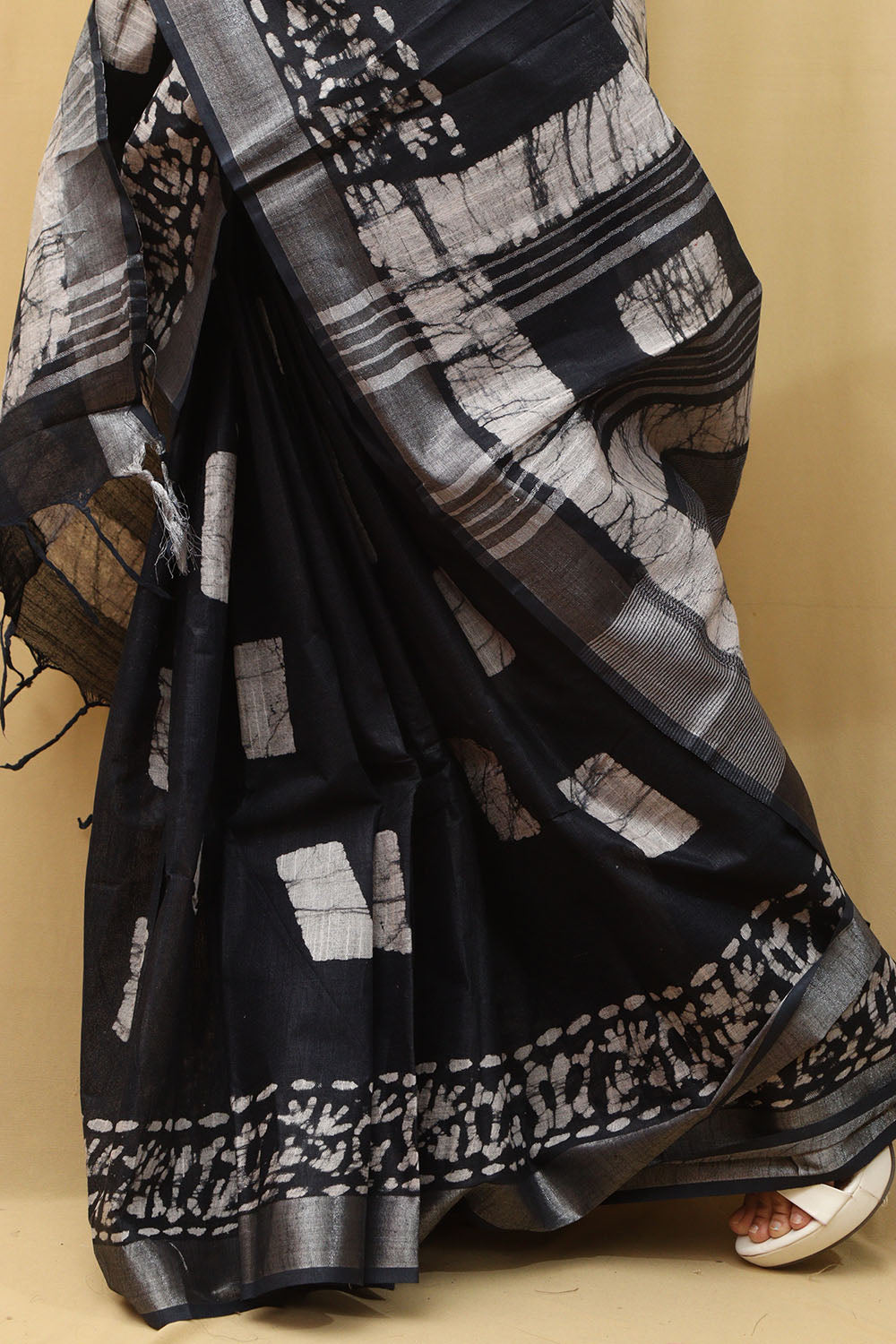 Elegant Dark Blue Linen Cotton Saree: Bhagalpur Beauty - Luxurion World