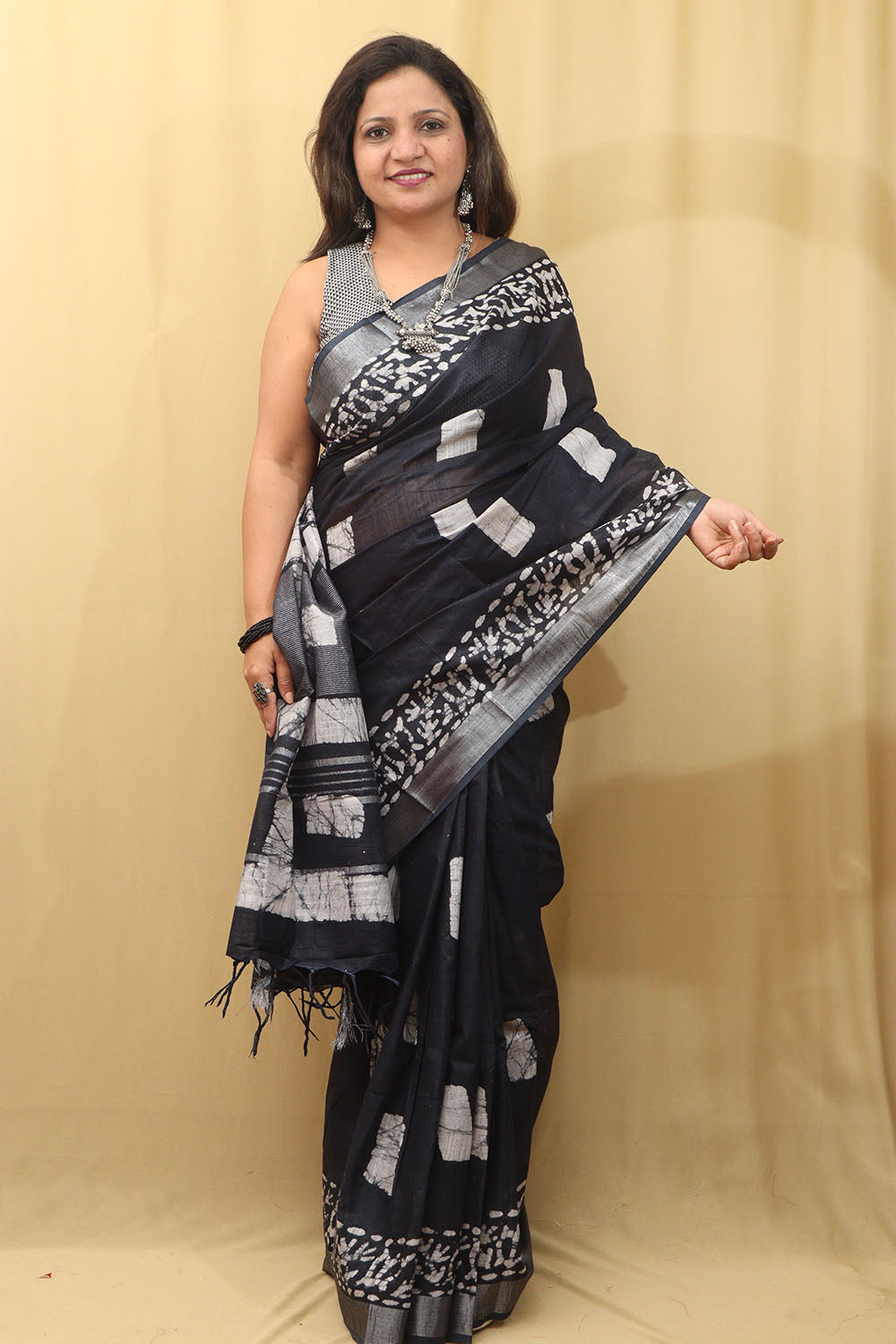 Elegant Dark Blue Linen Cotton Saree: Bhagalpur Beauty - Luxurion World