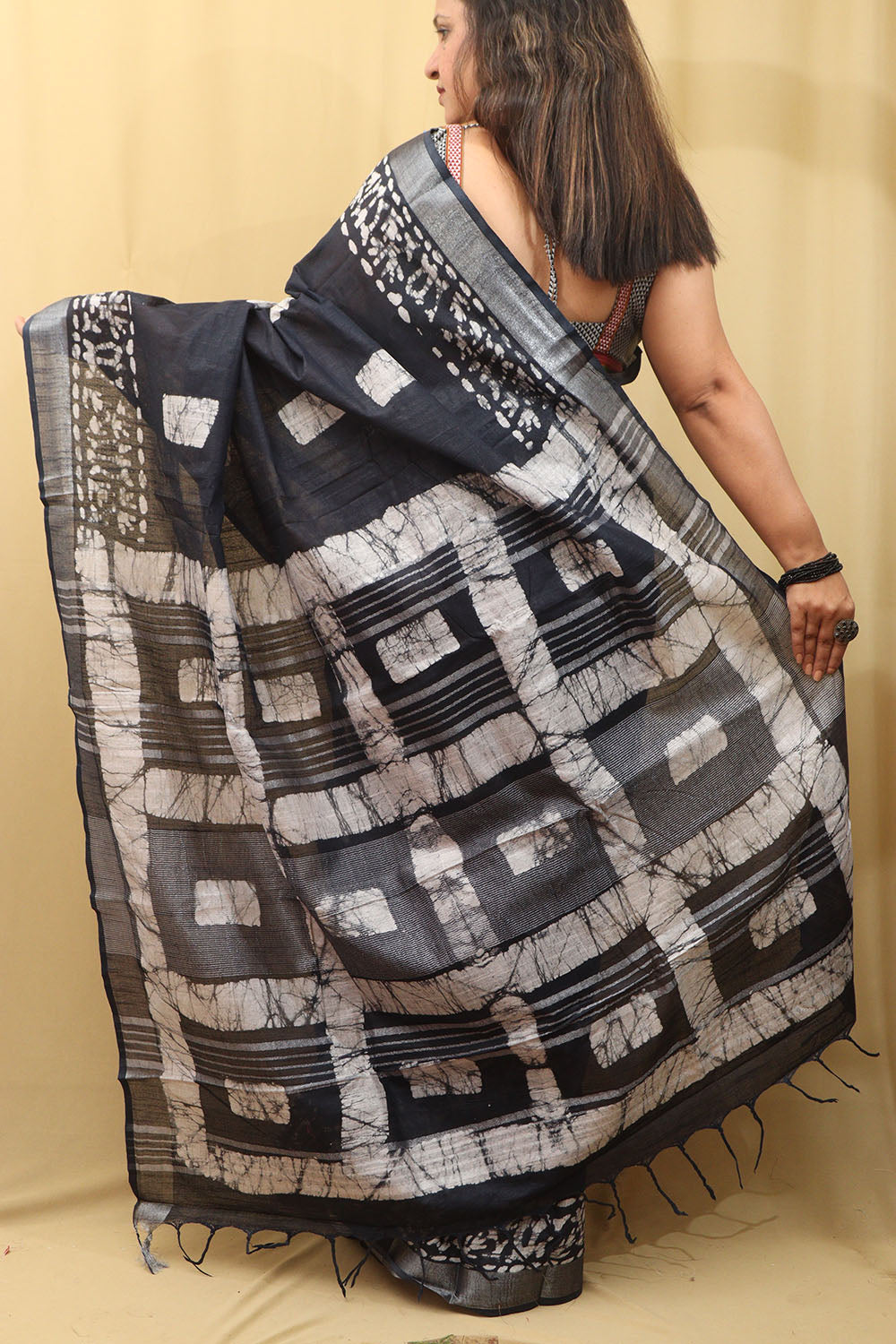 Elegant Dark Blue Linen Cotton Saree: Bhagalpur Beauty - Luxurion World