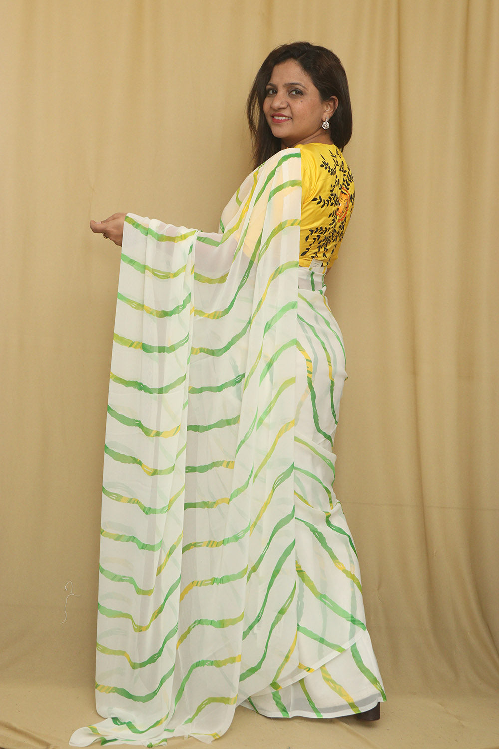 Elegant Off White Digital Printed Georgette Saree With Plain Silk Blouse Piece Fabric - Luxurion World