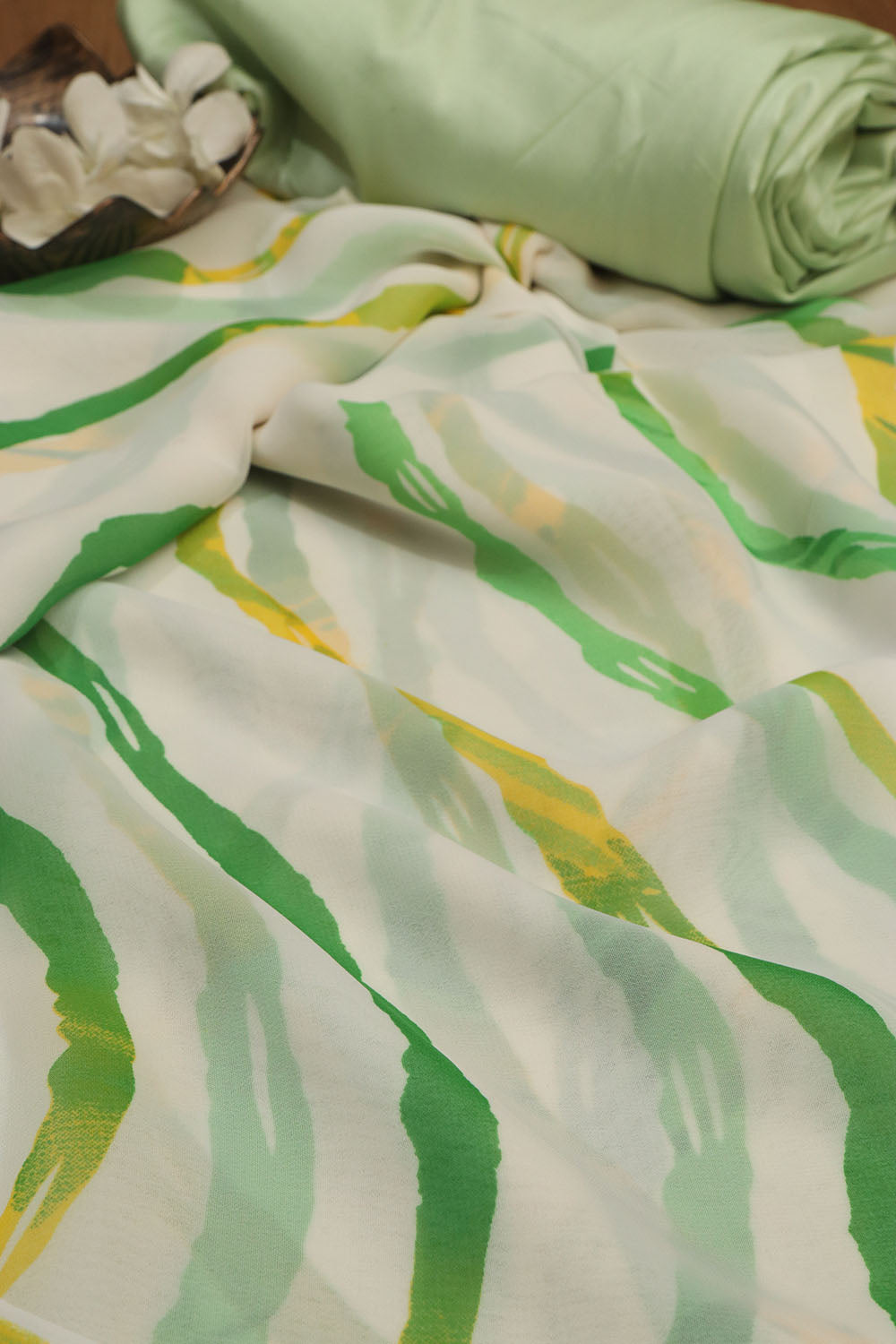 Elegant Off White Digital Printed Georgette Saree With Plain Silk Blouse Piece Fabric - Luxurion World