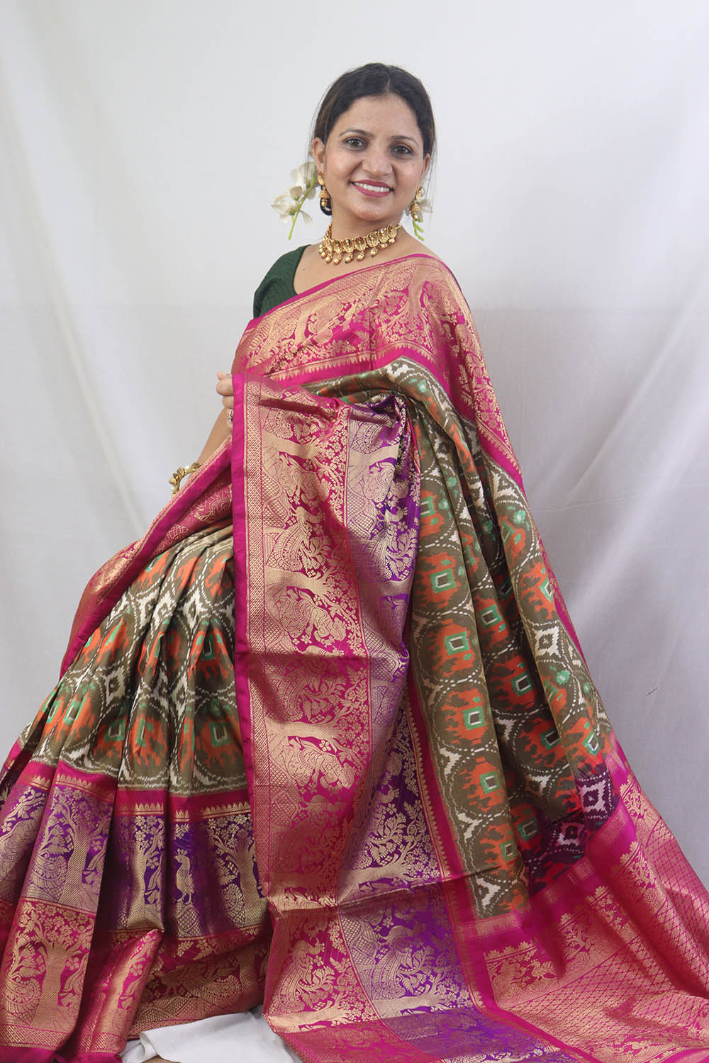 Stunning Green Handloom Ikat Pure Silk Saree with Kanjeevaram Border - Pochampally - Luxurion World
