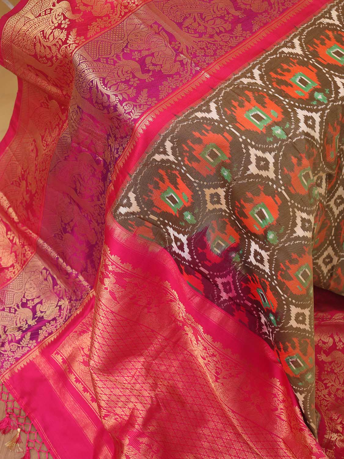 Stunning Green Handloom Ikat Pure Silk Saree with Kanjeevaram Border - Pochampally - Luxurion World