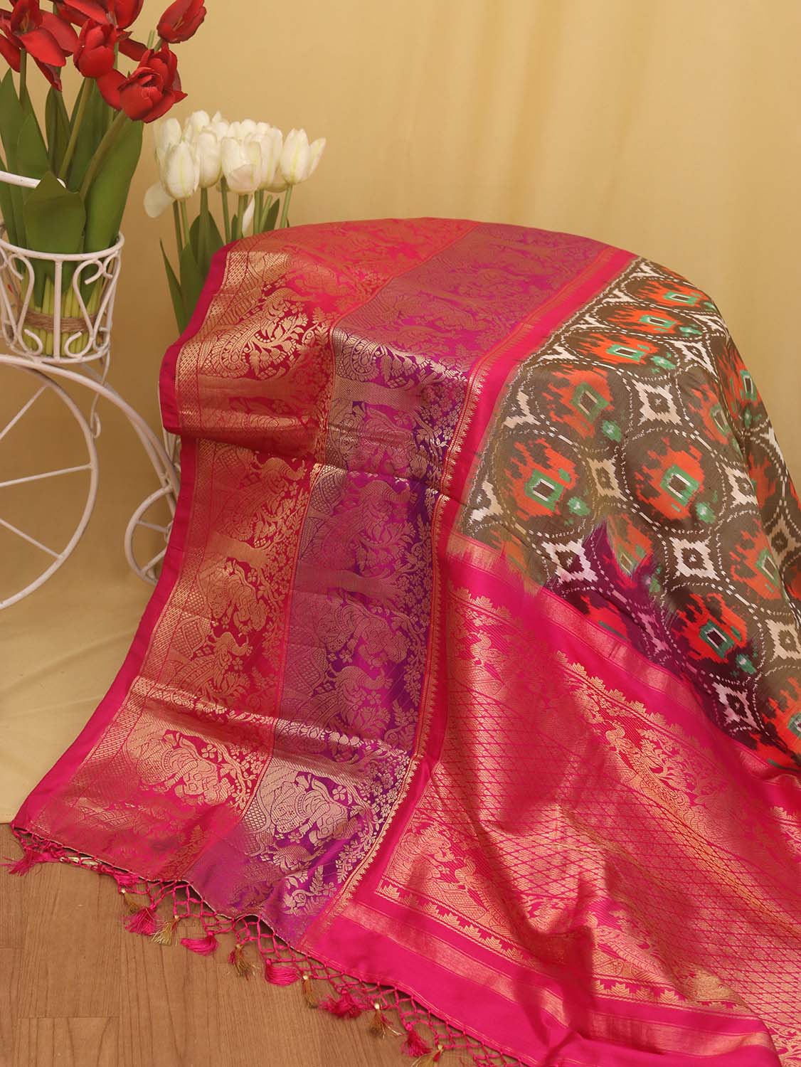Stunning Green Handloom Ikat Pure Silk Saree with Kanjeevaram Border - Pochampally - Luxurion World