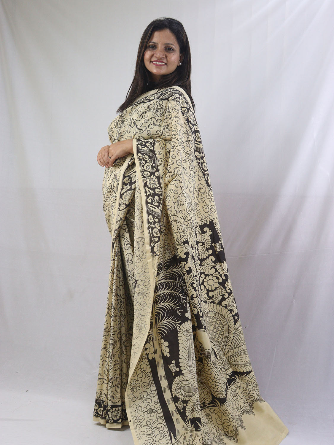 Hand-Painted Kalamkari Chennur Silk Saree: Stunning Black & White Elegance - Luxurion World