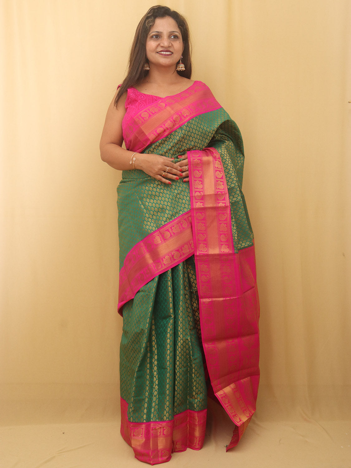 Stunning Green & Pink Kanjeevaram Silk Saree: A Perfect Blend of Elegance and Vibrancy - Luxurion World