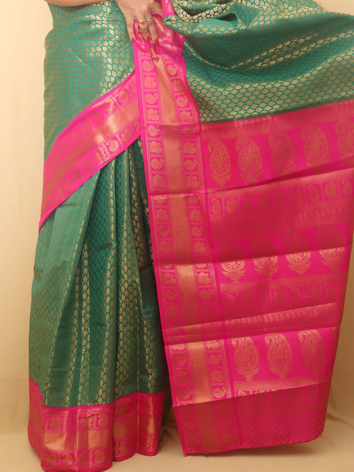 Stunning Green & Pink Kanjeevaram Silk Saree: A Perfect Blend of Elegance and Vibrancy - Luxurion World