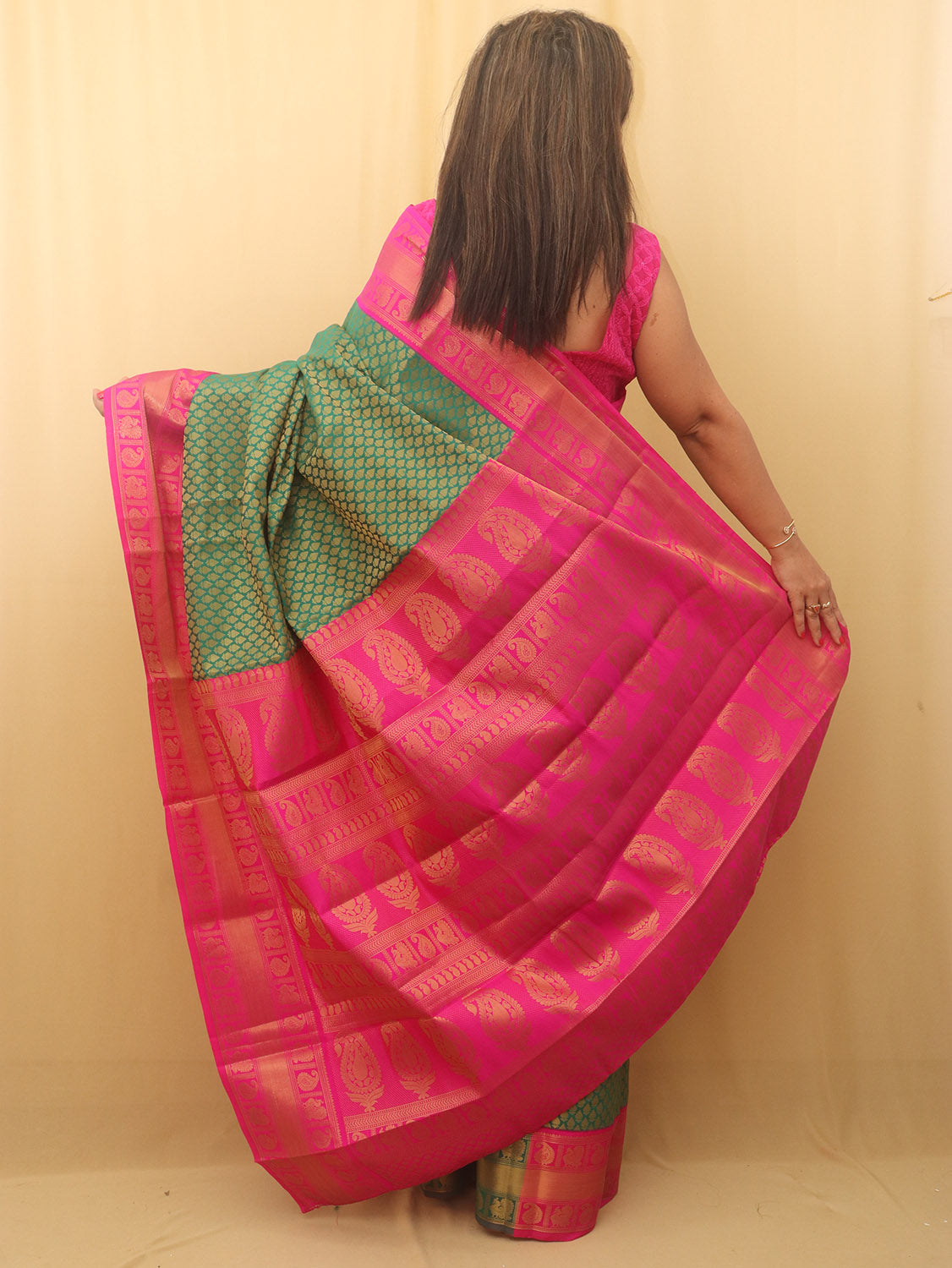 Stunning Green & Pink Kanjeevaram Silk Saree: A Perfect Blend of Elegance and Vibrancy - Luxurion World
