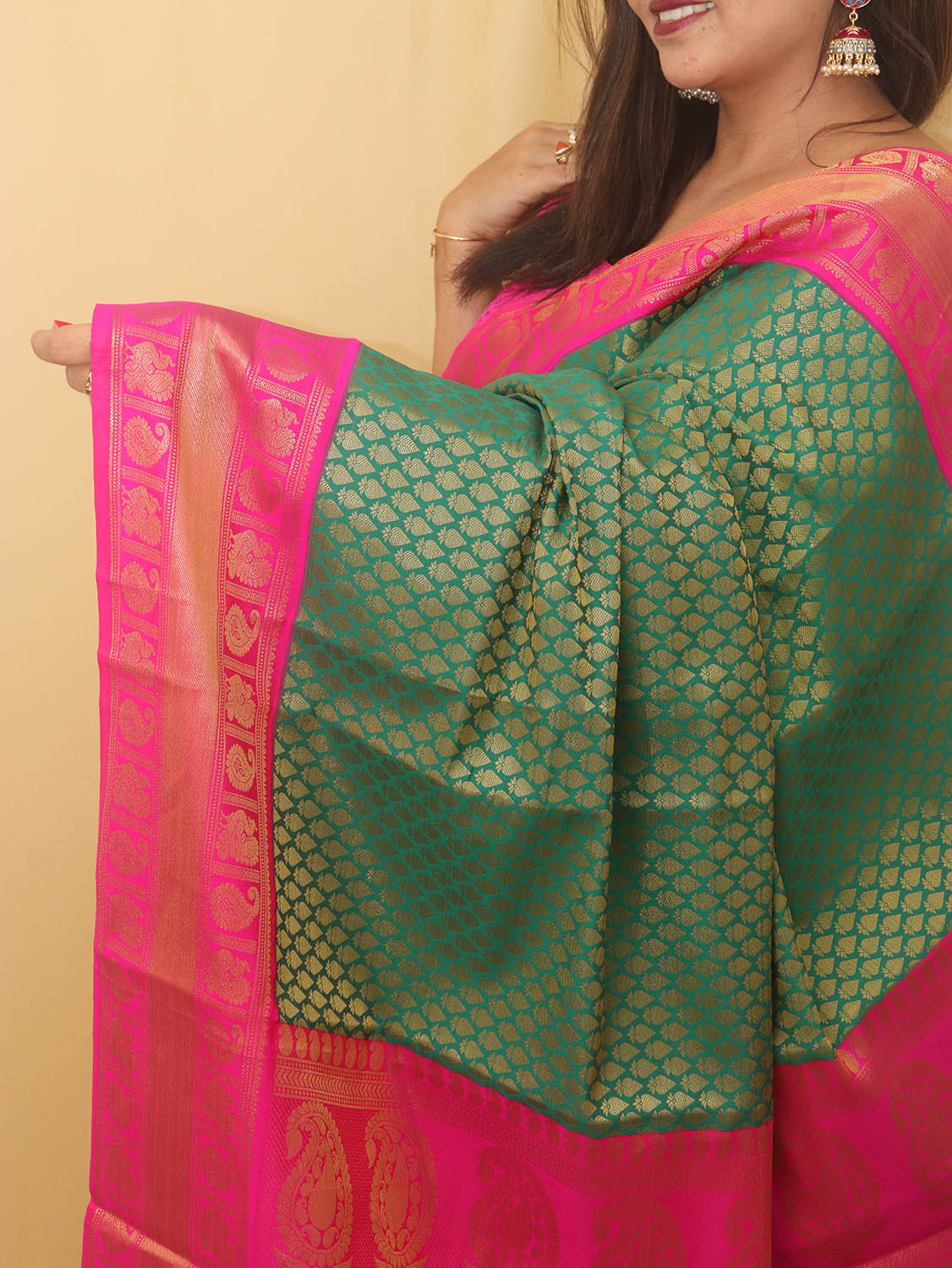 Stunning Green & Pink Kanjeevaram Silk Saree: A Perfect Blend of Elegance and Vibrancy - Luxurion World