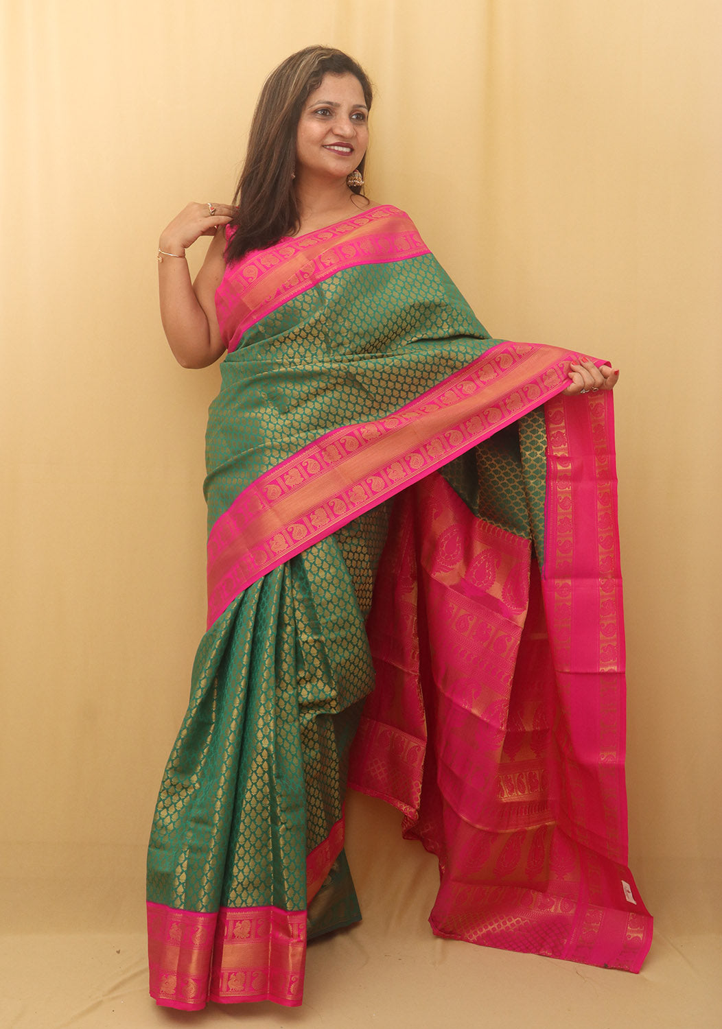 Stunning Green & Pink Kanjeevaram Silk Saree: A Perfect Blend of Elegance and Vibrancy - Luxurion World