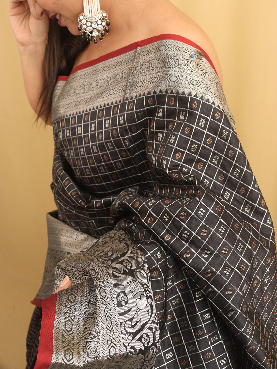 Elegant Black Kanjeevaram Silk Checks Saree: Timeless Beauty - Luxurion World