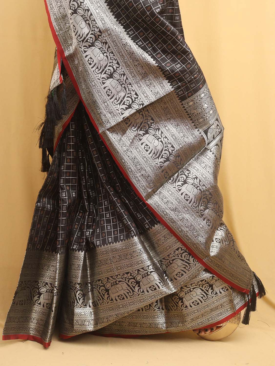 Elegant Black Kanjeevaram Silk Checks Saree: Timeless Beauty - Luxurion World