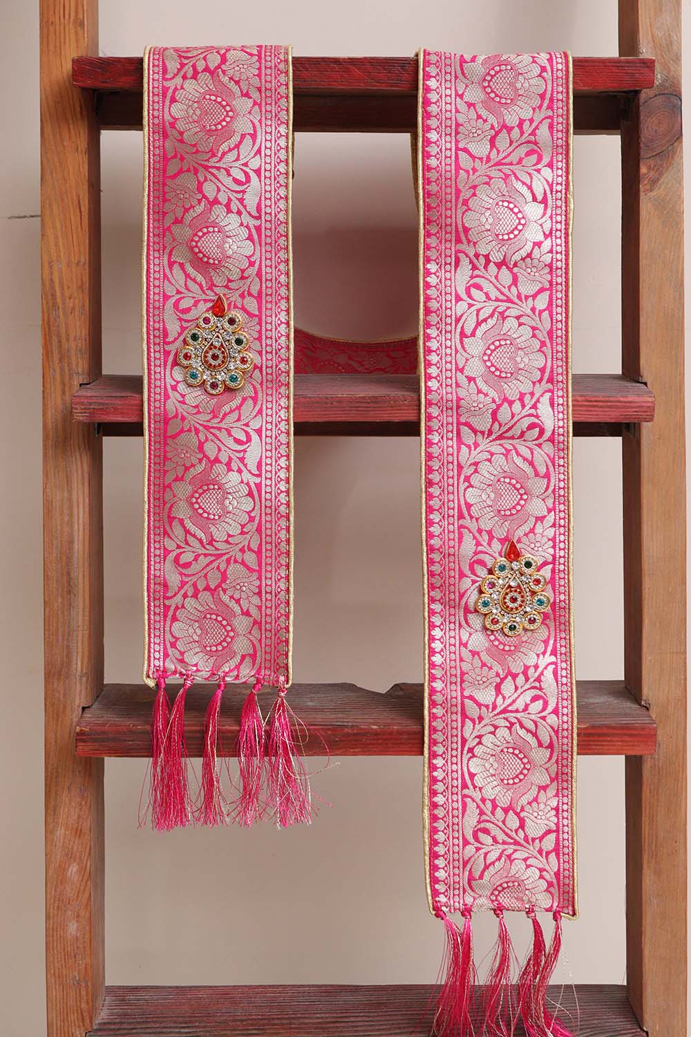 Luxurion World Customised Royal Swagat Stole ,Khesh, Patka, Gamcha, Dupatta – Elegant and Luxurious Pink Banarasi Silk Stole With a Beautifully Matching Tassel & Brooch for Welcoming Guests at Weddings, Anniversaries or Grand Celebratory Occasions - Luxurion World