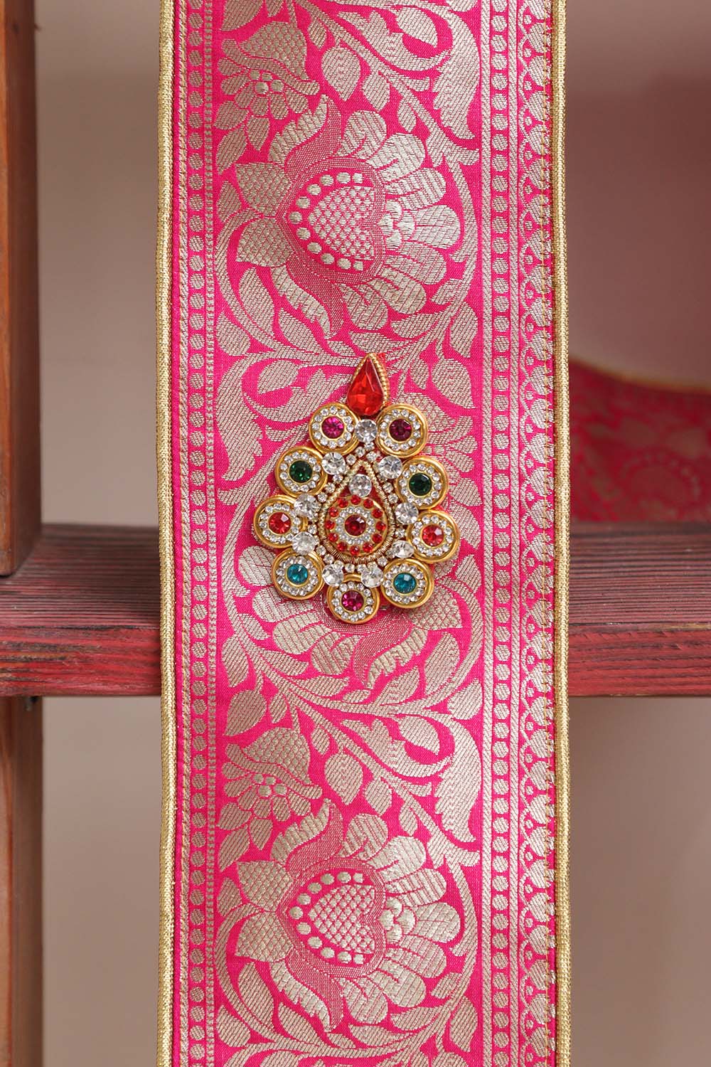 Luxurion World Customised Royal Swagat Stole ,Khesh, Patka, Gamcha, Dupatta – Elegant and Luxurious Pink Banarasi Silk Stole With a Beautifully Matching Tassel & Brooch for Welcoming Guests at Weddings, Anniversaries or Grand Celebratory Occasions - Luxurion World