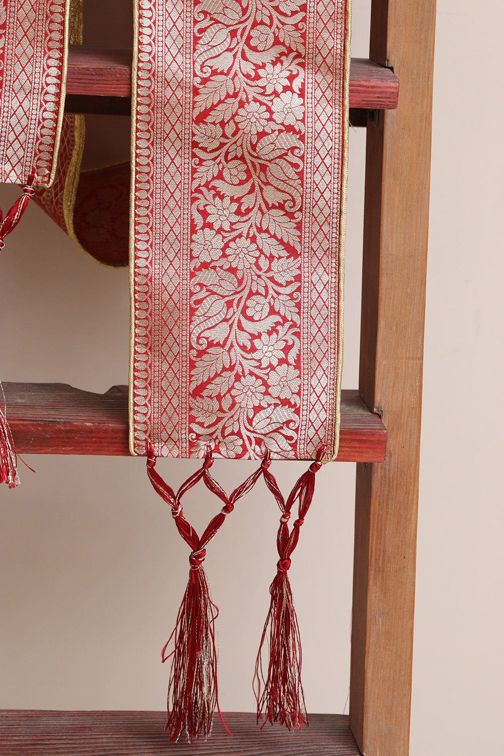 Luxurion World Customised Royal Swagat Stole ,Khesh, Patka, Gamcha, Dupatta – Elegant and Luxurious Red Banarasi Silk Stole With a Beautifully Matching Tassel & Brooch for Welcoming Guests at Weddings, Anniversaries or Grand Celebratory Occasions - Luxurion World