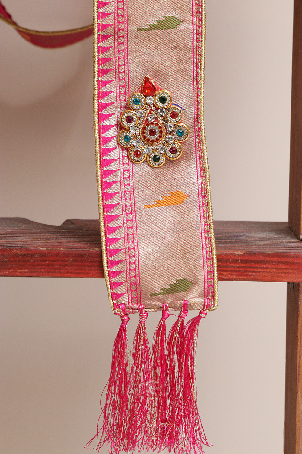 Luxurion World Customised Royal Swagat Stole/Dupatta – Elegant and Luxurious Pink Paithani Silk Muniya Border Stole With a Beautifully Matching Tassel & Brooch for Welcoming Guests at Weddings, Anniversaries or Grand Celebratory Occasions - Luxurion World