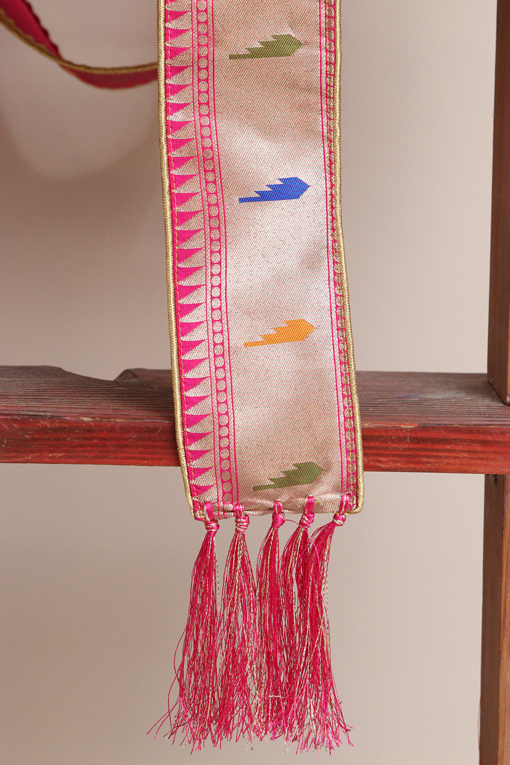 Luxurion World Customised Royal Swagat Stole/Dupatta – Elegant and Luxurious Pink Paithani Silk Muniya Border Stole With a Beautifully Matching Tassel & Brooch for Welcoming Guests at Weddings, Anniversaries or Grand Celebratory Occasions - Luxurion World