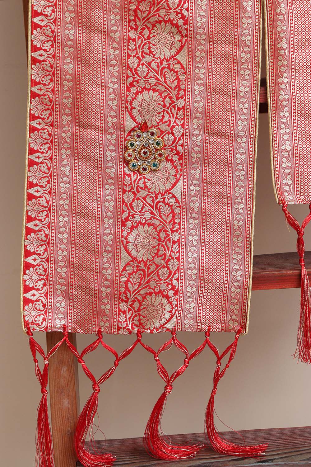 Luxurion World Customised Royal Swagat Stole/Dupatta – Elegant and Luxurious Red Banarasi Silk Stole With a Beautifully Matching Tassel & Brooch for Welcoming Guests at Weddings, Anniversaries or Grand Celebratory Occasions - Luxurion World