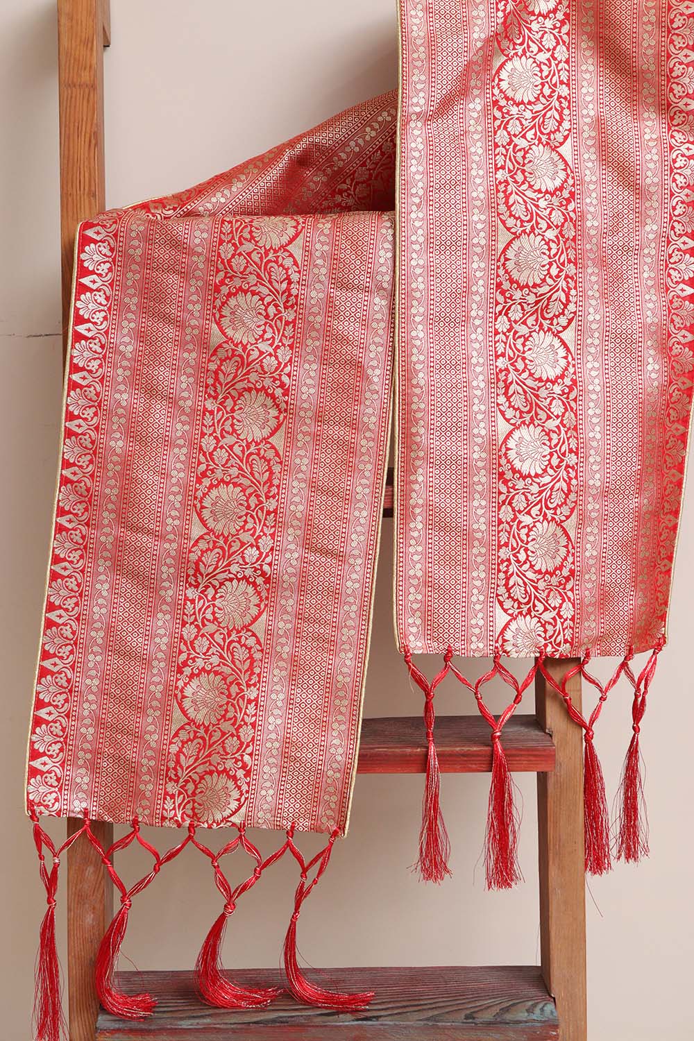 Luxurion World Customised Royal Swagat Stole/Dupatta – Elegant and Luxurious Red Banarasi Silk Stole With a Beautifully Matching Tassel & Brooch for Welcoming Guests at Weddings, Anniversaries or Grand Celebratory Occasions - Luxurion World