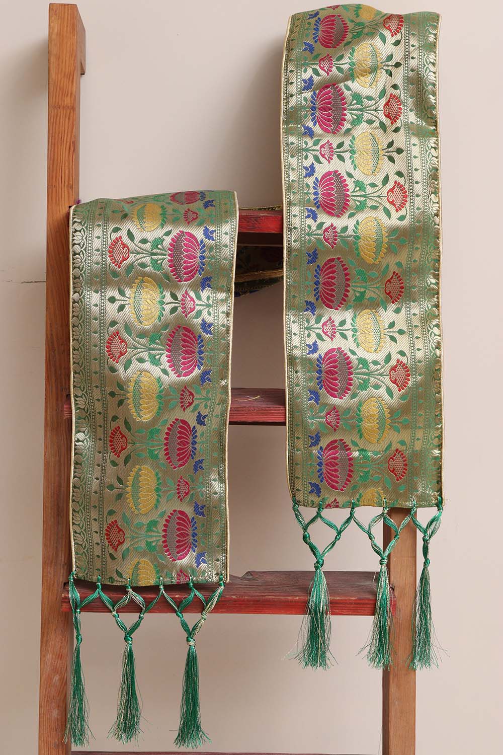 Luxurion World Customised Royal Swagat Stole/Dupatta – Elegant and Luxurious Green Paithani Silk Flower Design Stole With a Beautifully Matching Tassel & Brooch for Welcoming Guests at Weddings, Anniversaries or Grand Celebratory Occasions - Luxurion World