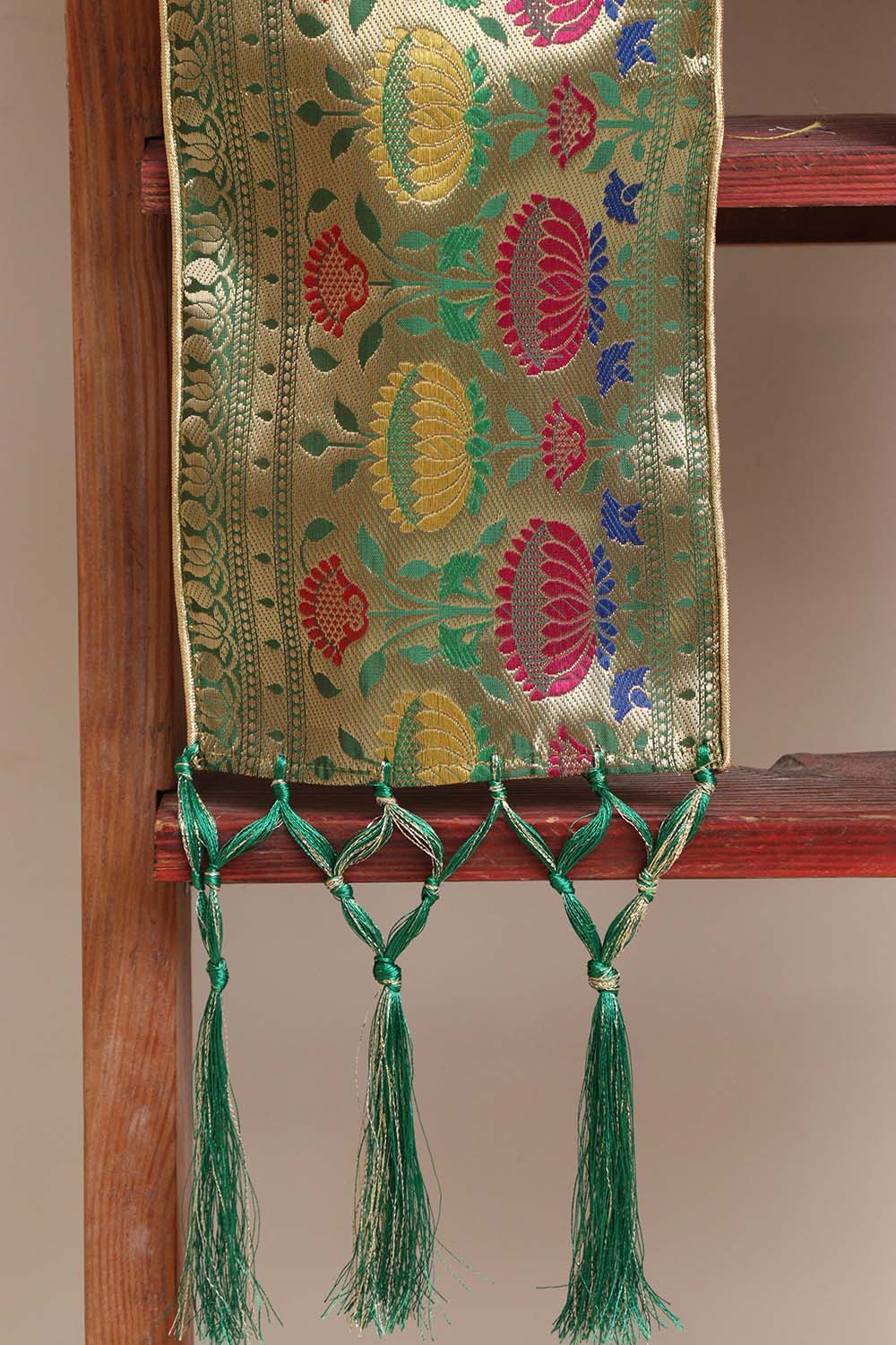 Luxurion World Customised Royal Swagat Stole/Dupatta – Elegant and Luxurious Green Paithani Silk Flower Design Stole With a Beautifully Matching Tassel & Brooch for Welcoming Guests at Weddings, Anniversaries or Grand Celebratory Occasions - Luxurion World