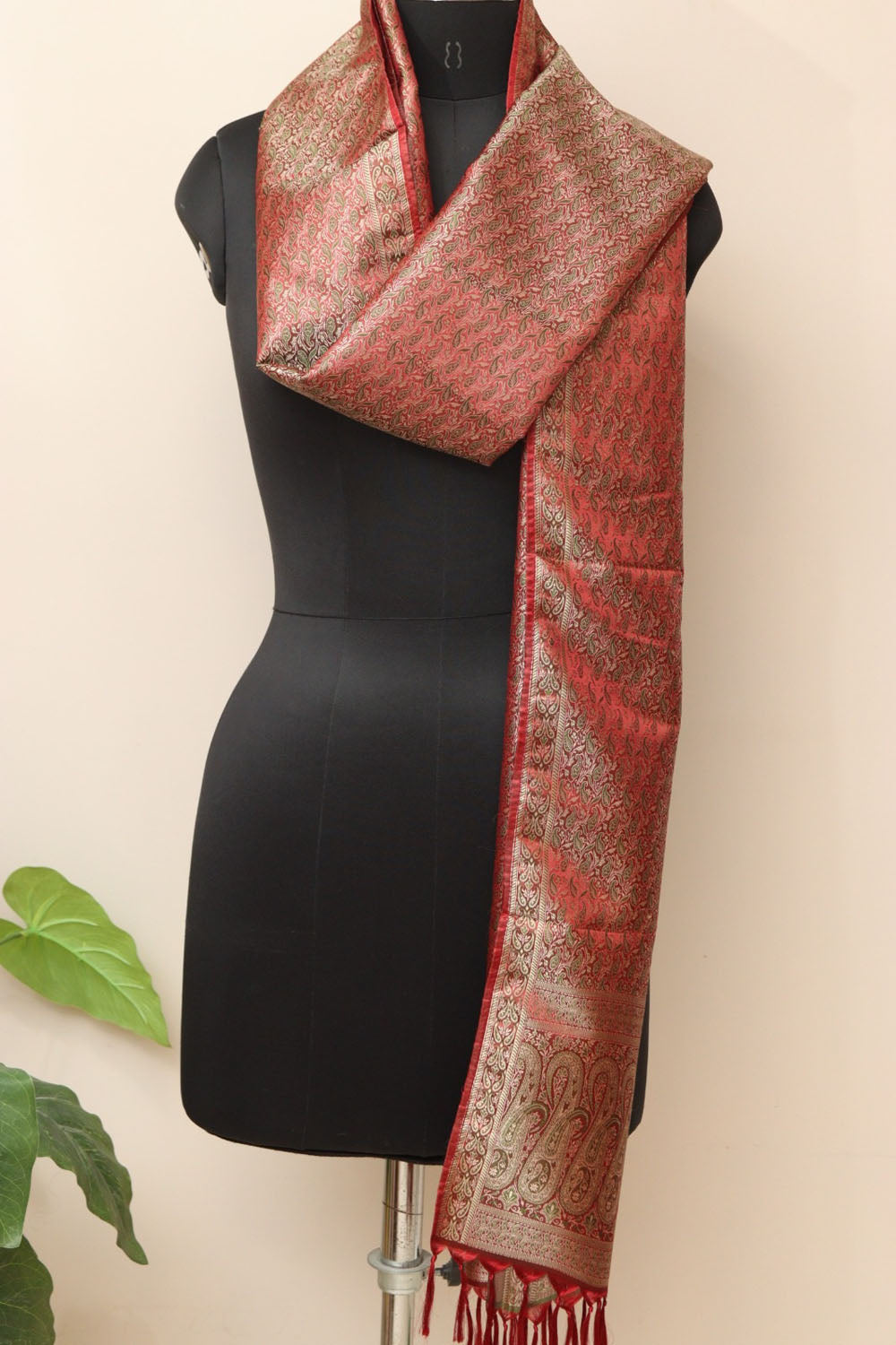 Elegant Red Banarasi Silk Tanchui Jamawar Stole - Luxurion World- Crafted Heirlooms