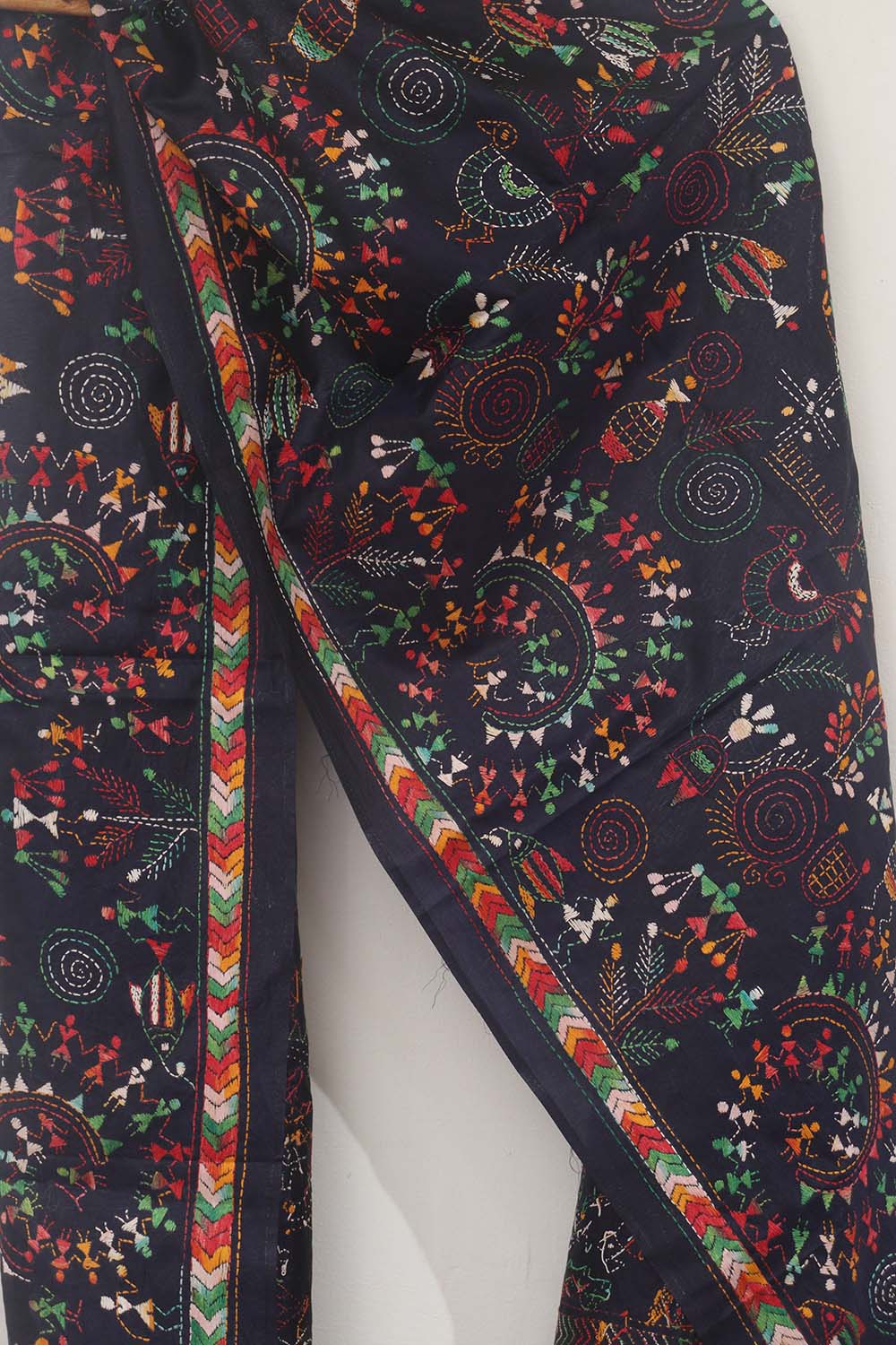 Luxurious Black Hand Embroidered Kantha Pure Bangalore Silk Stole - Luxurion World