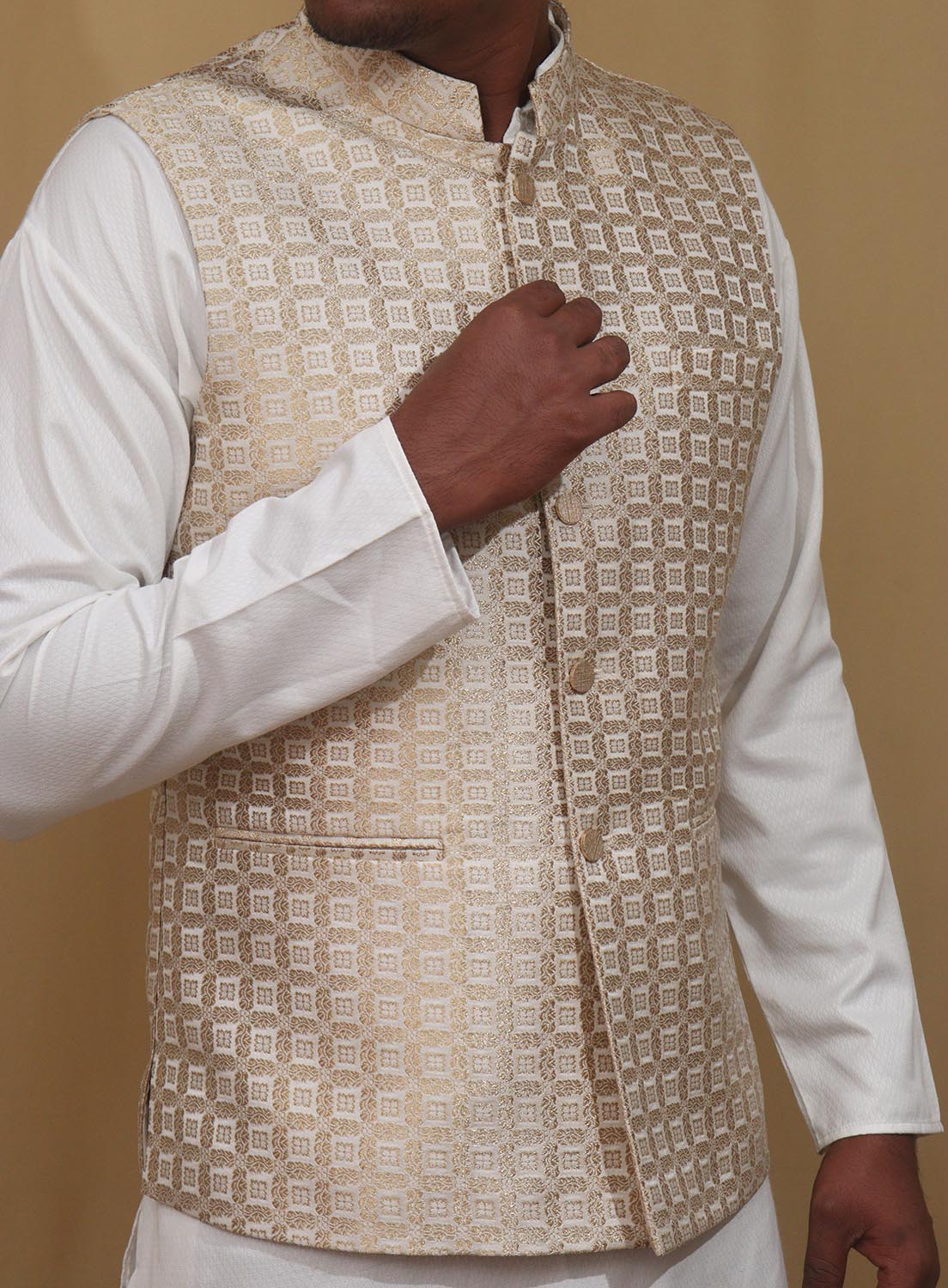 Stunning Off White Banarasi Silk Jacket: Luxurious Style and Versatility - Luxurion World