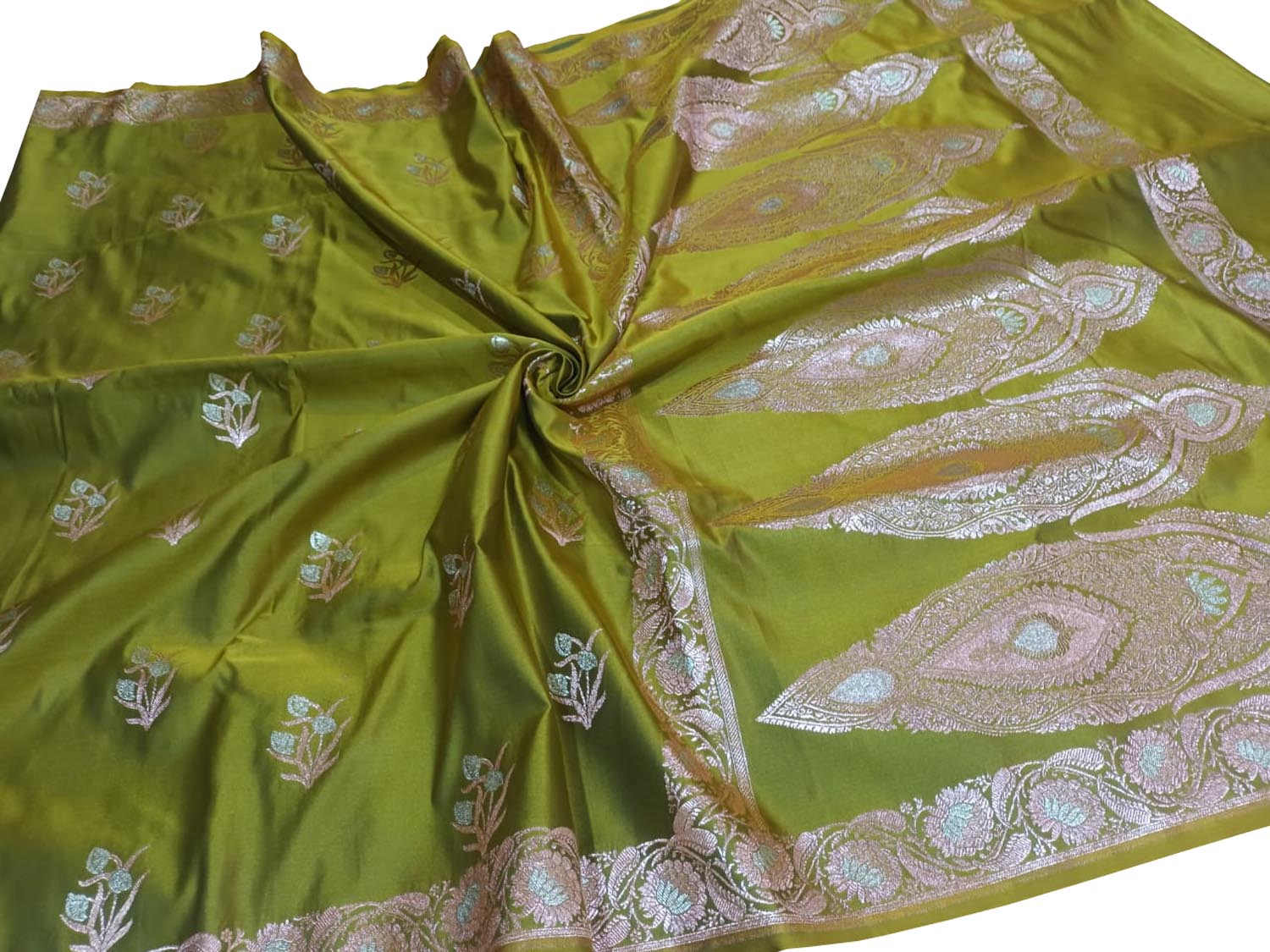 Exquisite Green Banarasi Silk Saree - Timeless Elegance - Luxurion World