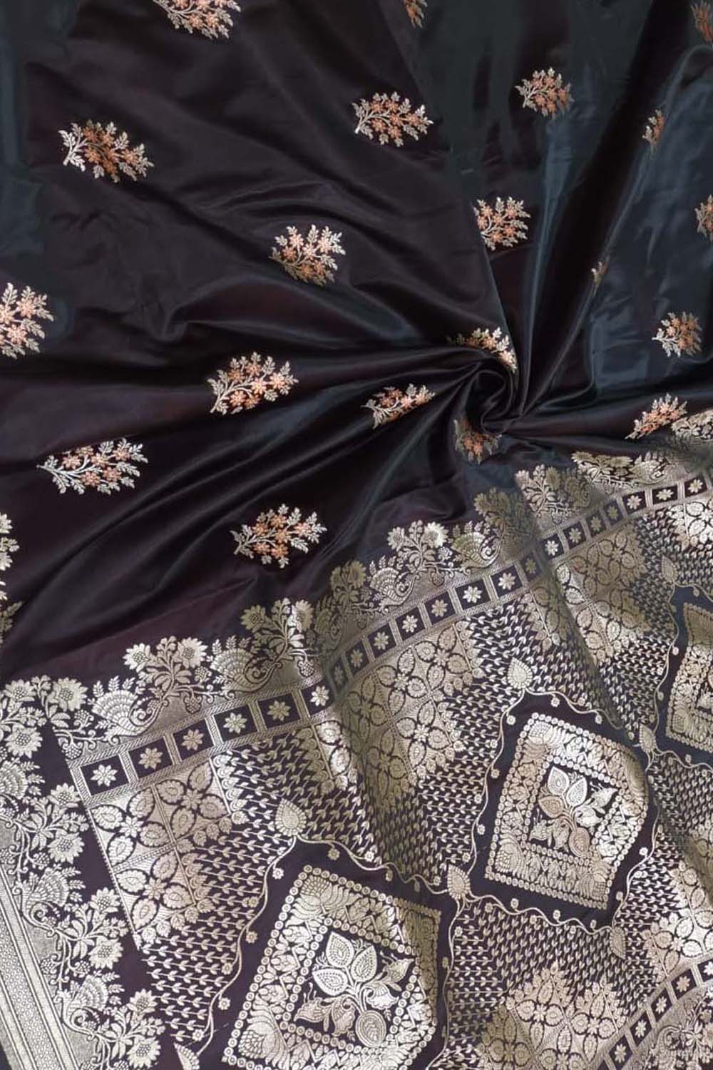 Exquisite Black Banarasi Silk Saree: Timeless Elegance - Luxurion World