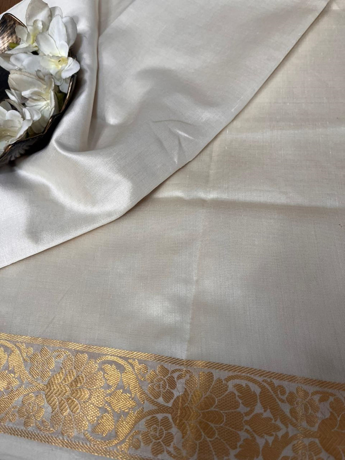 Chiniya Silk Dupatta: Dyeable Banarasi Handloom Elegance - Luxurion World