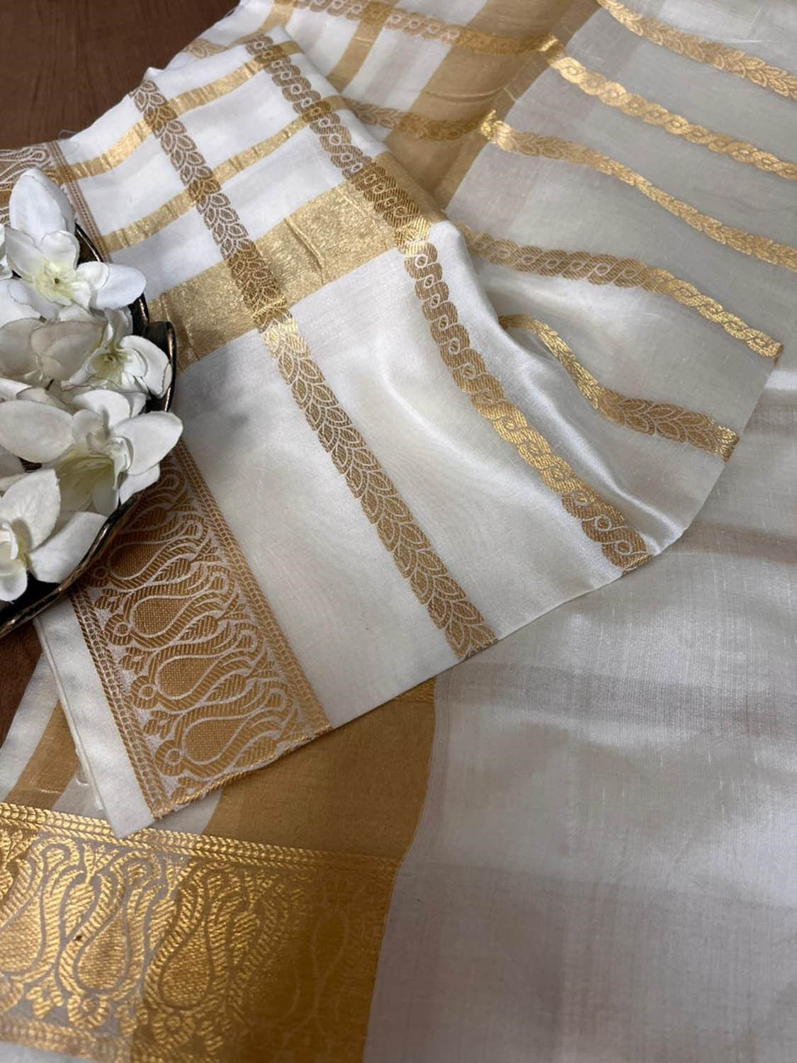 Chiniya Silk Dupatta: Dyeable Banarasi Handloom Elegance - Luxurion World