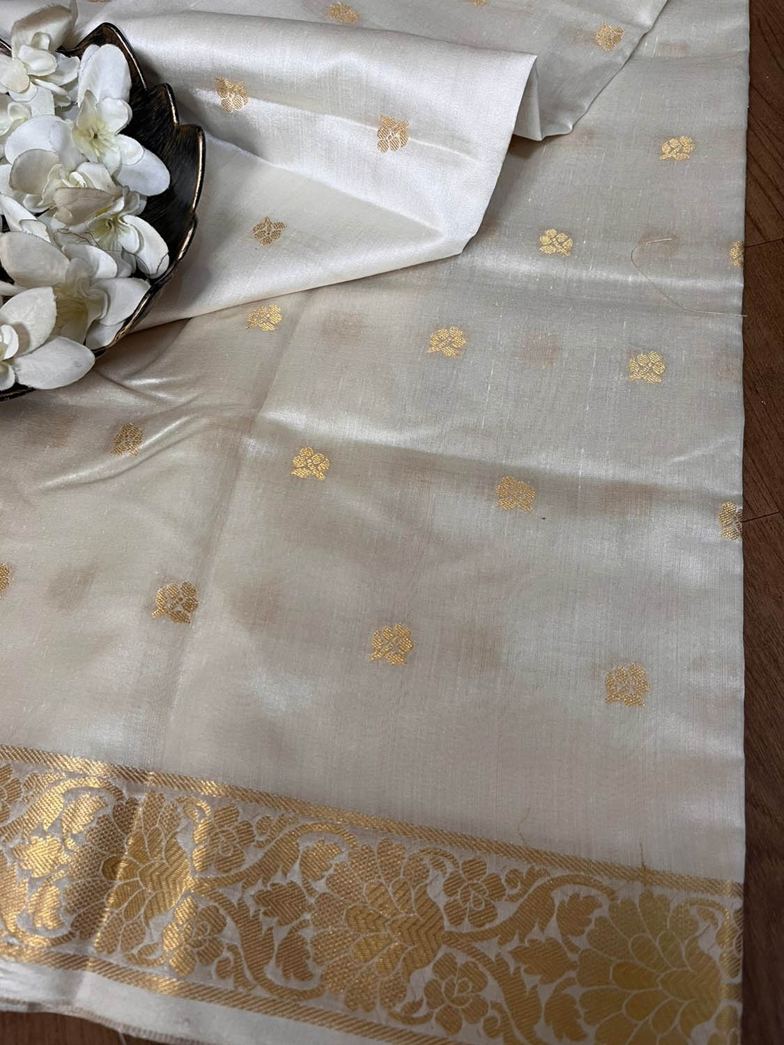 Chiniya Silk Dupatta: Dyeable Banarasi Handloom Elegance - Luxurion World