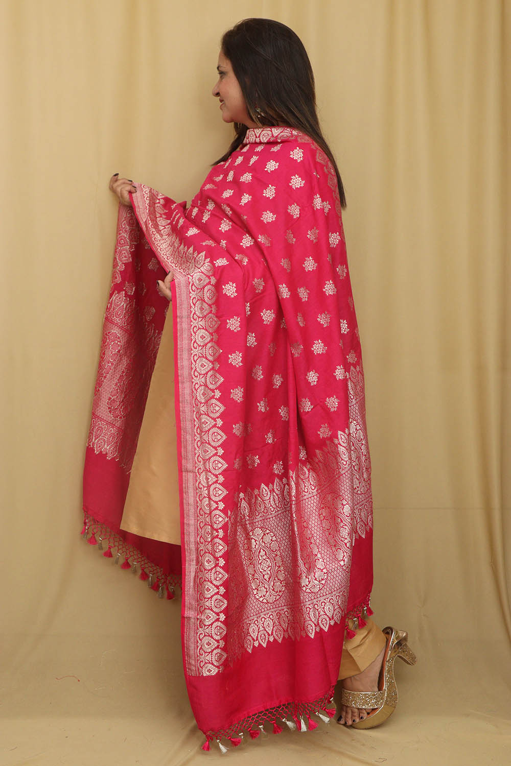 Exquisite Pink Banarasi Handloom Pure Moonga Silk Dupatta - Luxurion World- Crafted Heirlooms