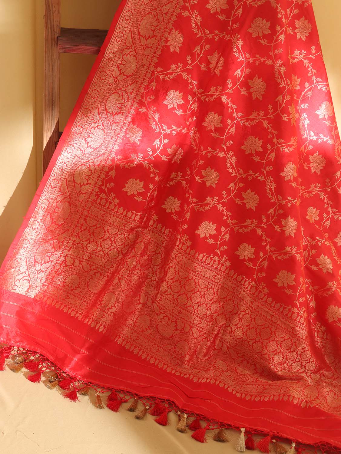 Red Handloom Banarasi Pure Katan Silk Dupatta - Luxurion World