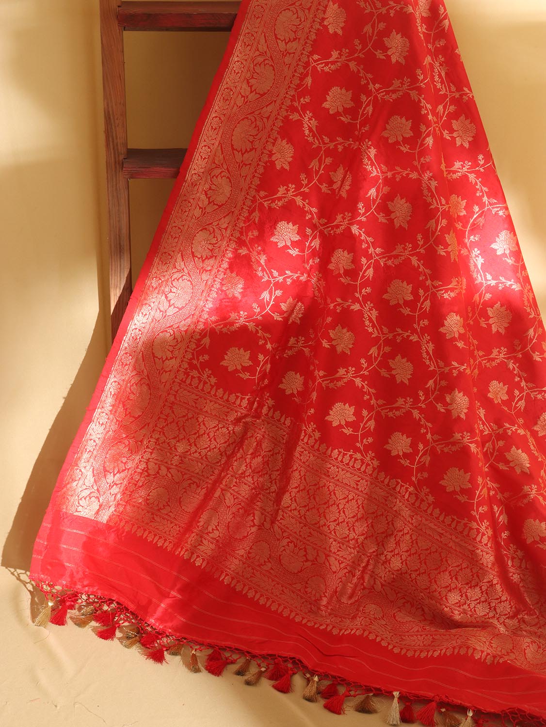Red Handloom Banarasi Pure Katan Silk Dupatta - Luxurion World