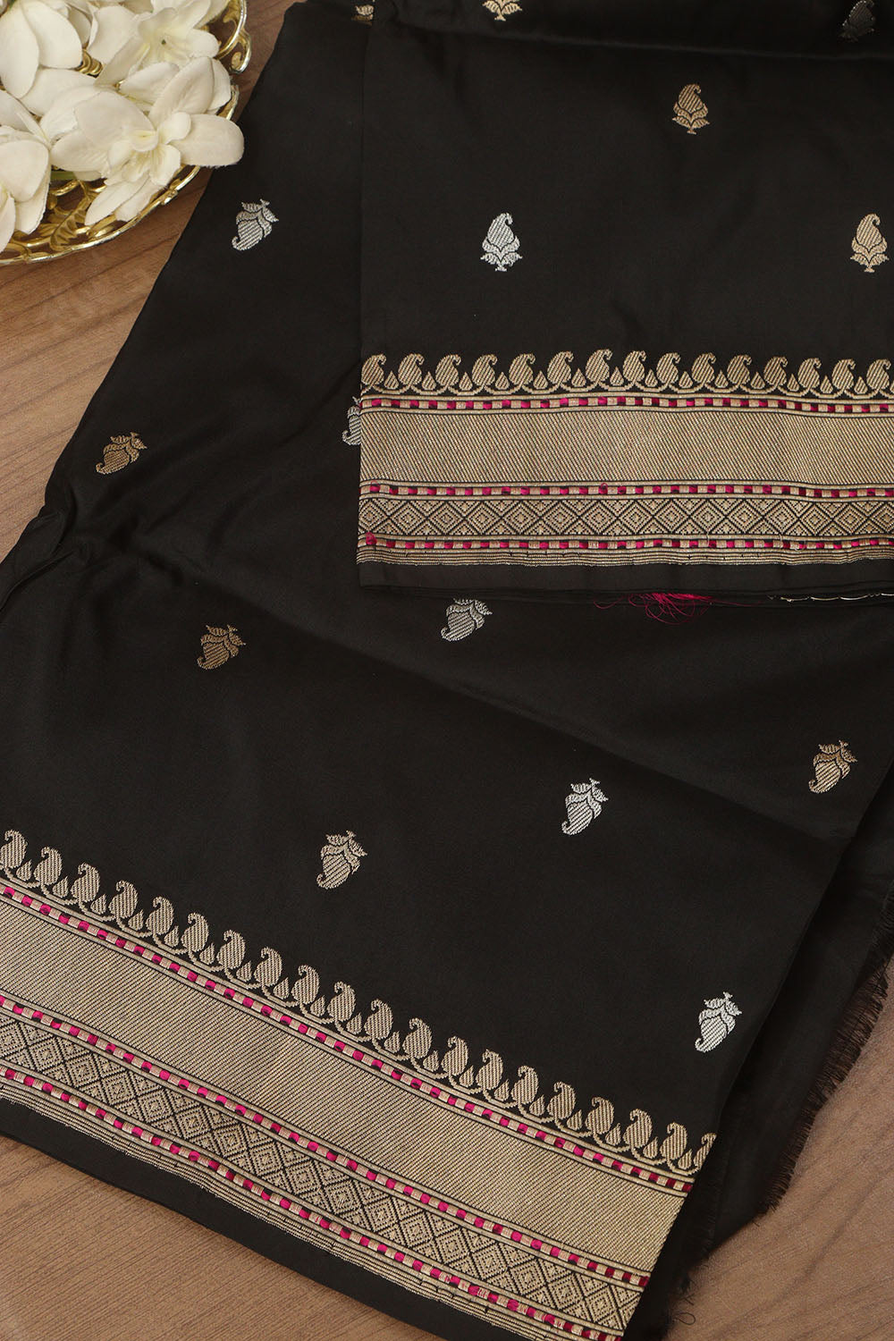 Exquisite Black Banarasi Handloom Pure Katan Silk Dupatta - Luxurion World- Crafted Heirlooms