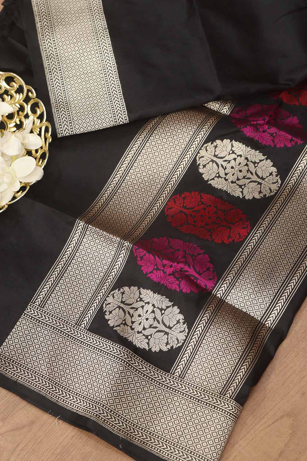 Exquisite Black Banarasi Handloom Pure Katan Silk Dupatta - Luxurion World- Crafted Heirlooms