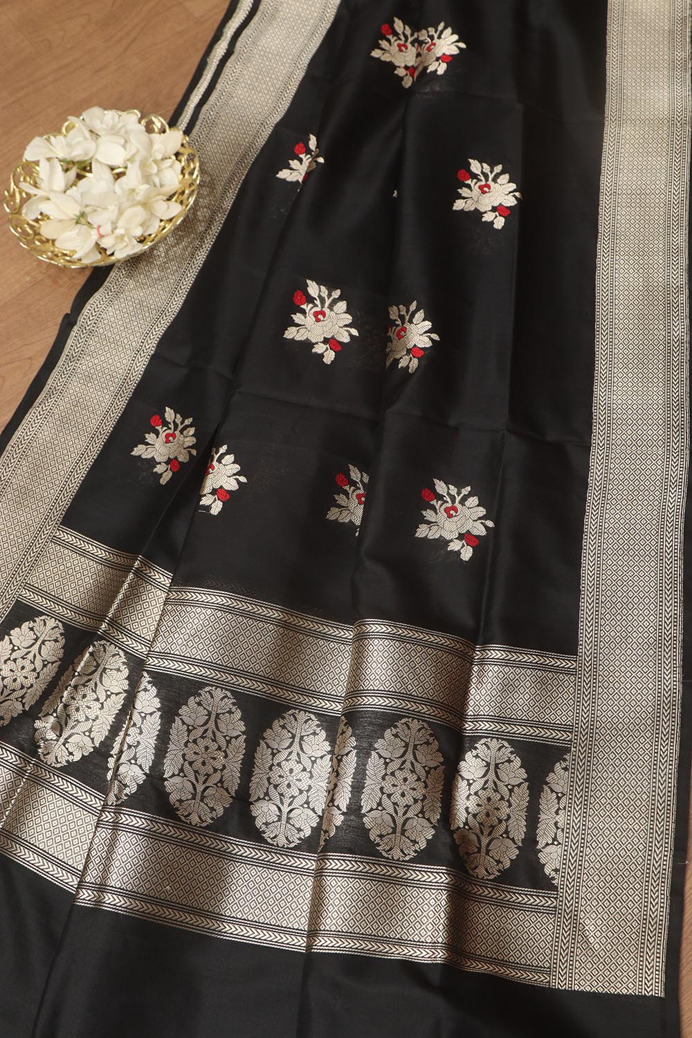 Exquisite Black Banarasi Handloom Pure Katan Silk Dupatta - Luxurion World- Crafted Heirlooms