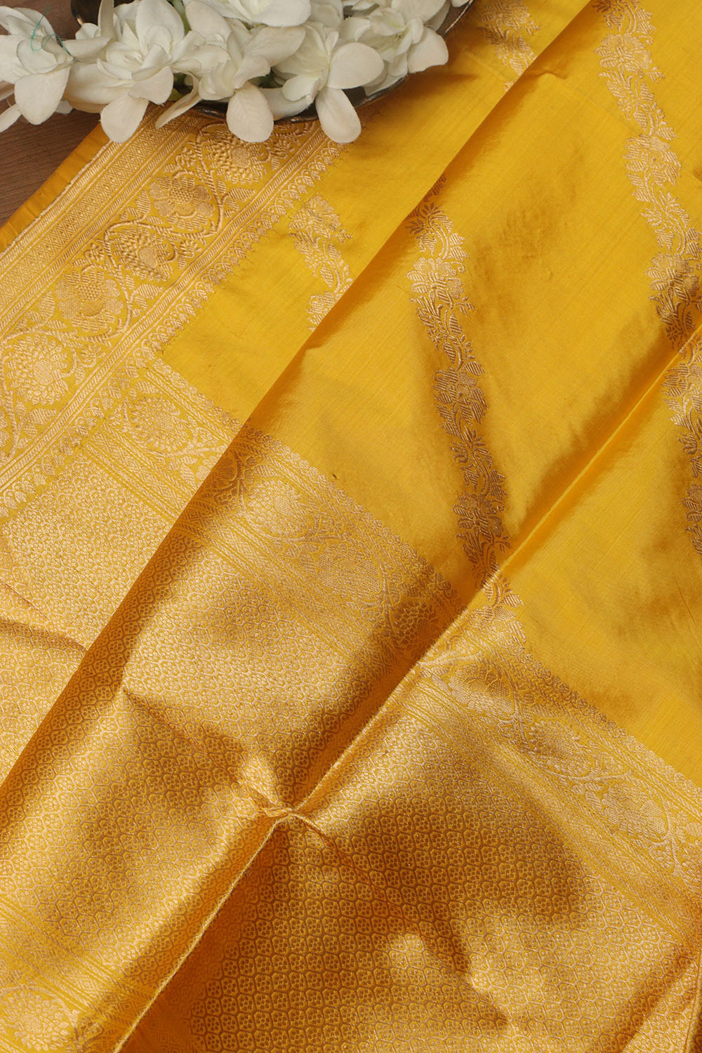 Exquisite Yellow Banarasi Handloom Pure Katan Silk Dupatta - Luxurion World- Crafted Heirlooms