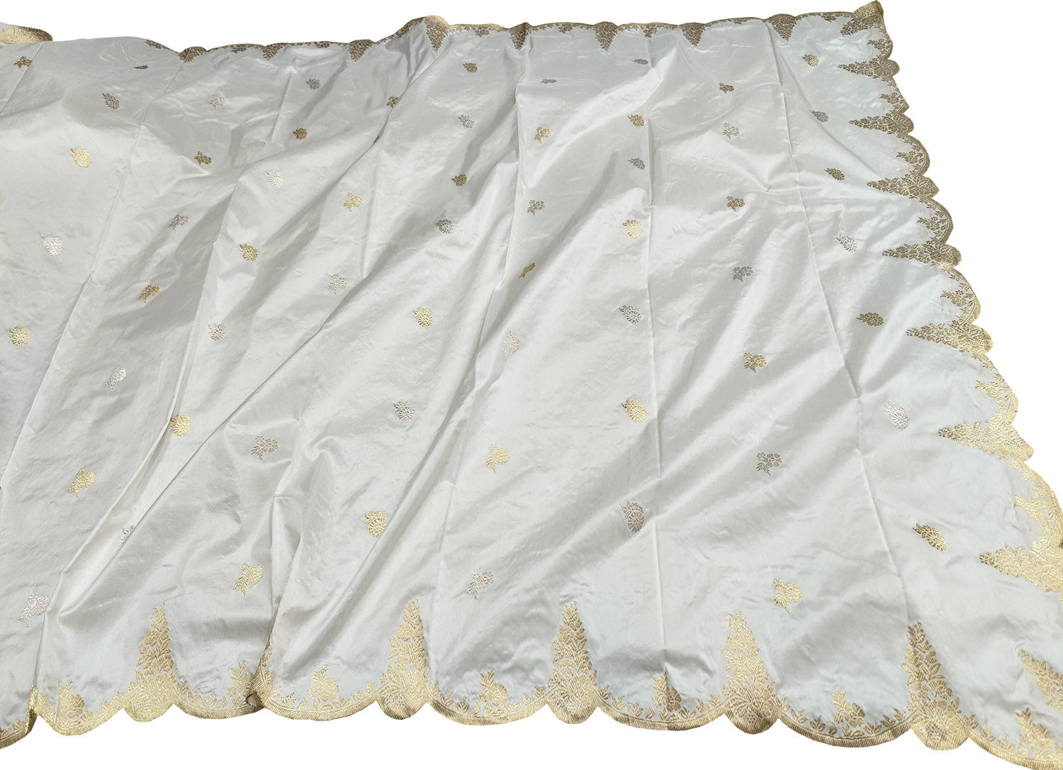 Elegant Off White Banarasi Handloom Pure Katan Silk Dupatta - Luxurion World