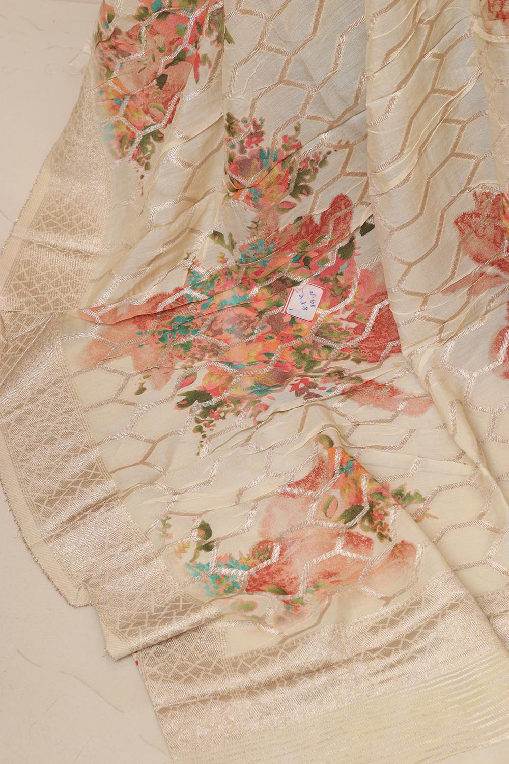 Elegant White Banarasi Dola Silk Dupatta - Luxurion World- Crafted Heirlooms