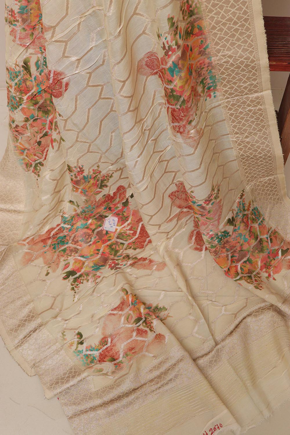 Elegant White Banarasi Dola Silk Dupatta - Luxurion World