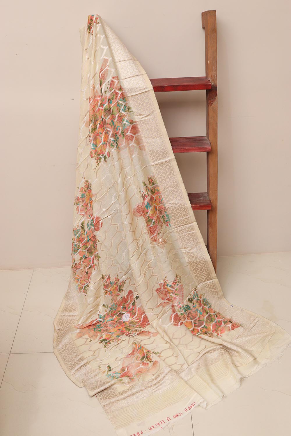 Elegant White Banarasi Dola Silk Dupatta - Luxurion World- Crafted Heirlooms