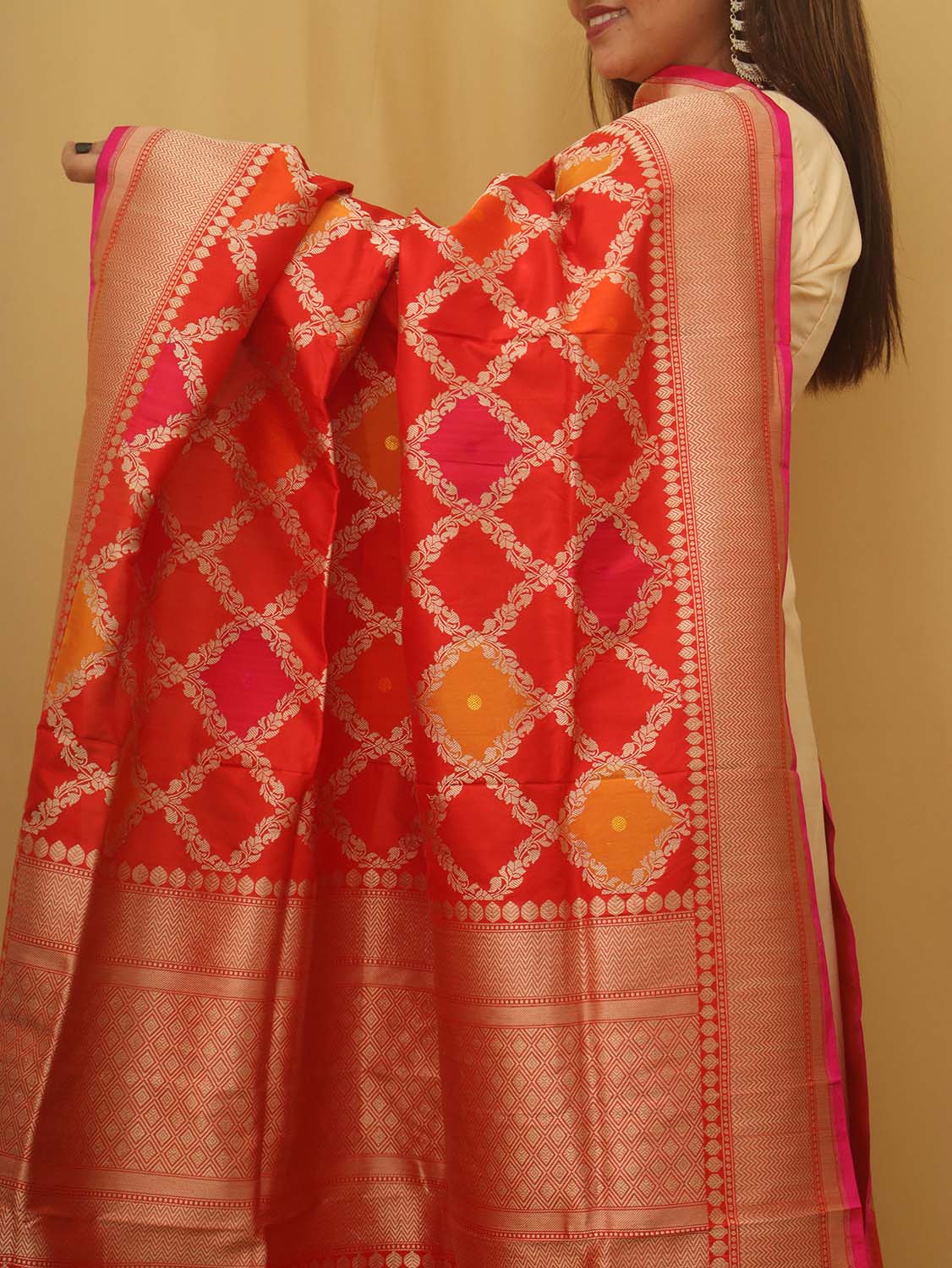Red Banarasi Handloom Pure Katan Silk Kadwa Dupatta - Luxurion World