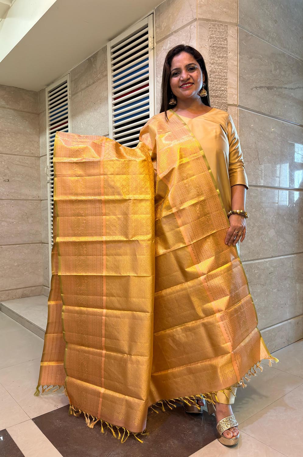 Golden Kanjeevaram Handloom Pure Silk Dupatta - Luxurion World