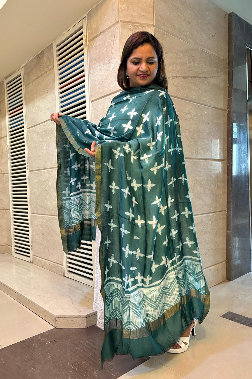 Green Shibori Tie N Dye Maheshwari Silk Dupatta - Luxurion World- Crafted Heirlooms