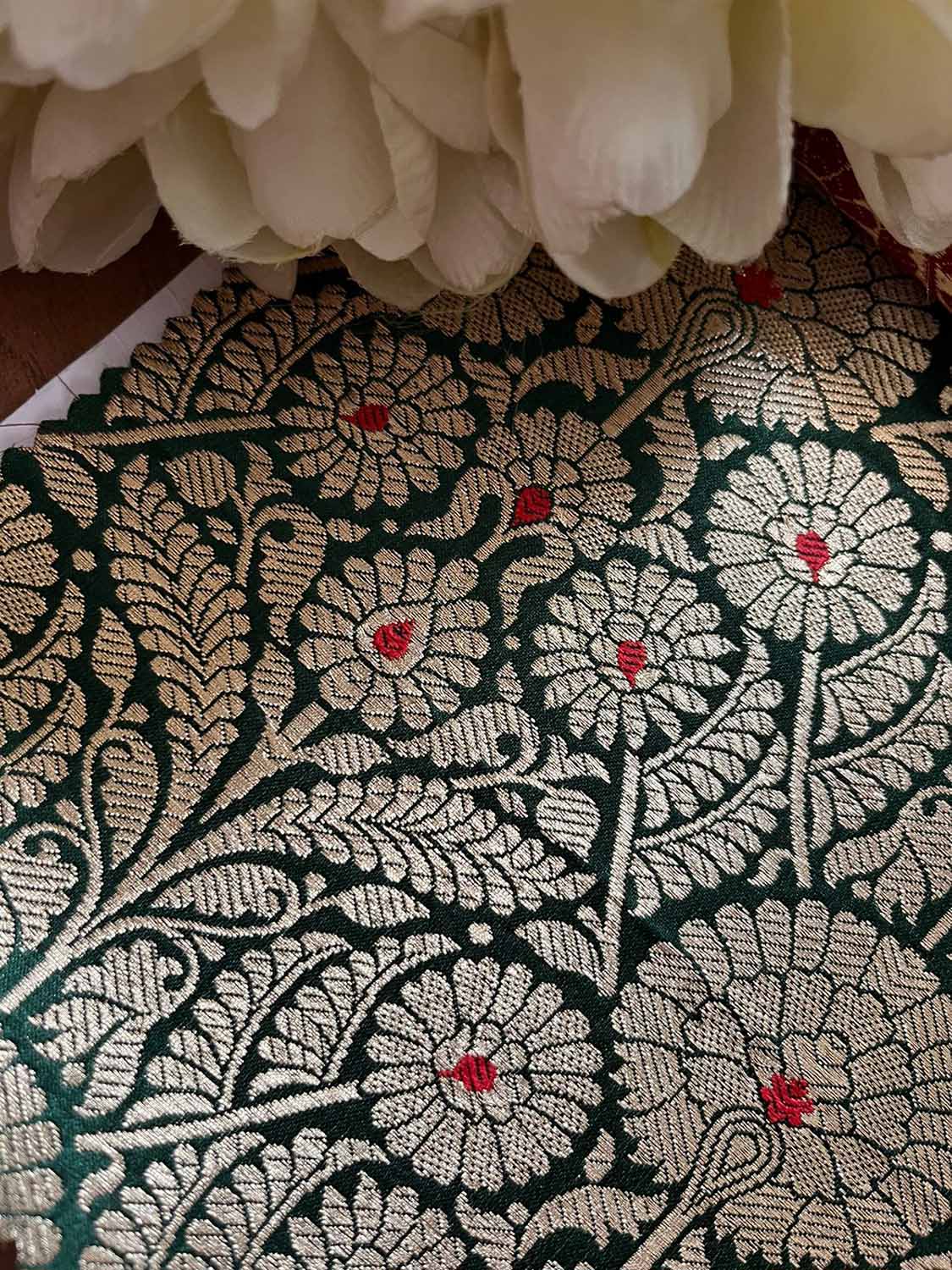 Exquisite Green Banarasi Handloom Silk Fabric  ( 2.5 Mtr ) - Luxurion World