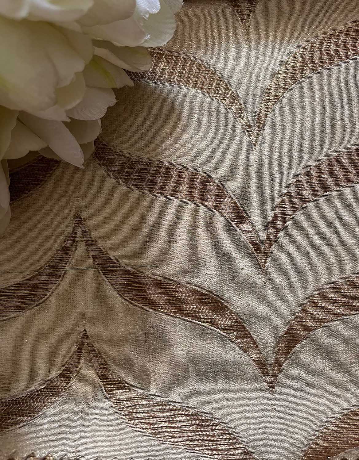 Exquisite Golden Banarasi Handloom Silk Fabric ( 2.5 Mtr ) - Luxurion World