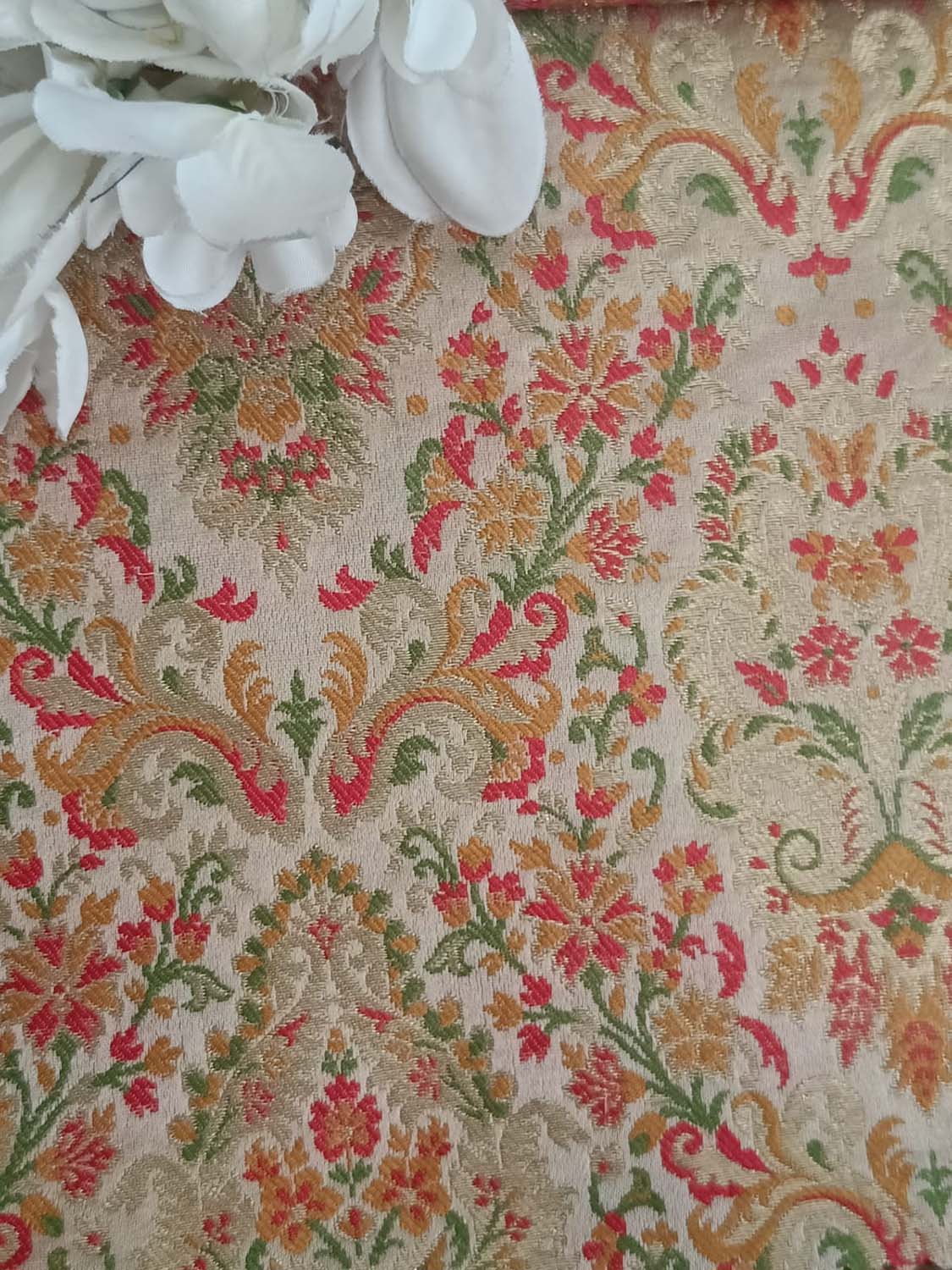Exquisite Pastel Banarasi Handloom Kimkhwab Silk Fabric ( 2.5 Mtr ) - Luxurion World